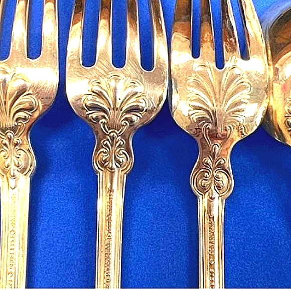 Tiffany & Co. Bridal Registry Shell & Thread Sterling Flatware 110 Piece Set - Picture 3 of 11